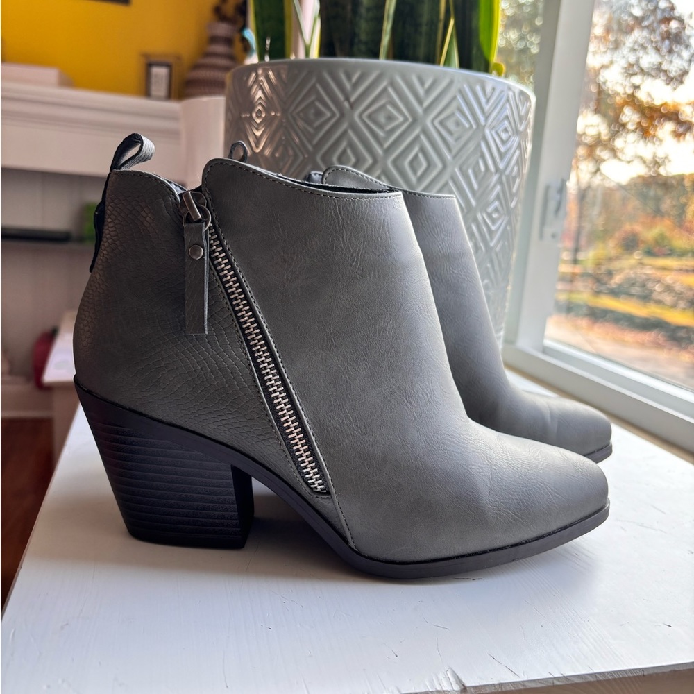 Women’s new grey booties